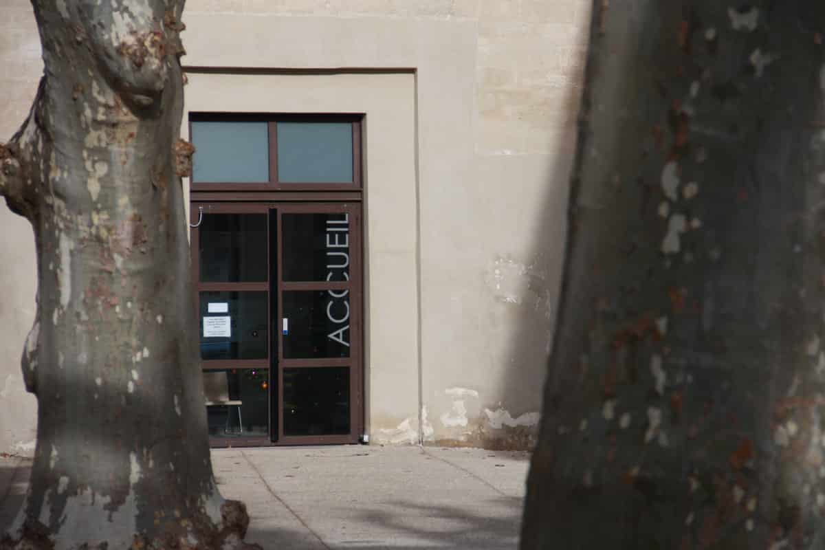 Porte d’entrée acier à deux battants vitrée