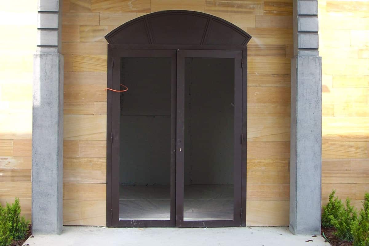 Porte en acier vitrée avec imposte cintrée